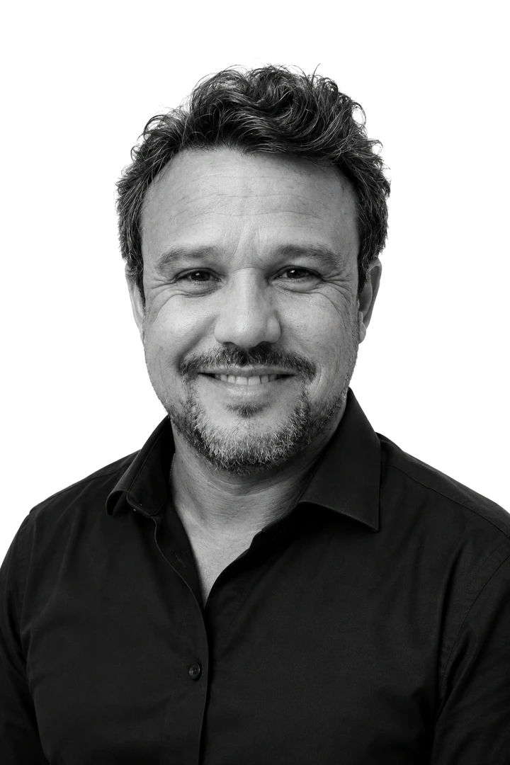 Retrato em preto e branco do escritor Marcelo Daldegan